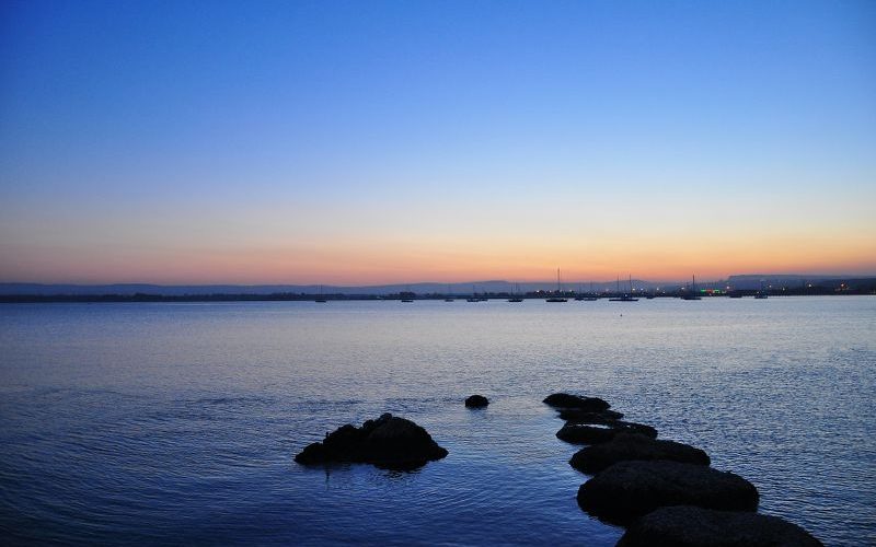 https://unsplash.com/it/foto/formazione-rocciosa-in-acqua-durante-il-giorno-uHBmbNrnRJU