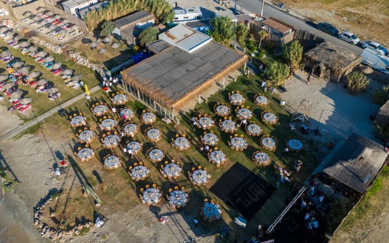 Aerial view of an outdoor wedding setup at a beachfront location in Çeşme, Türkiye.